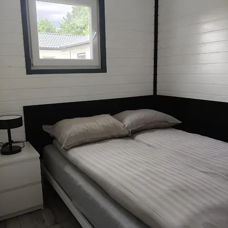 Radosna Zatoka - Z Ogrodzeniem Campingplads Międzywodzie